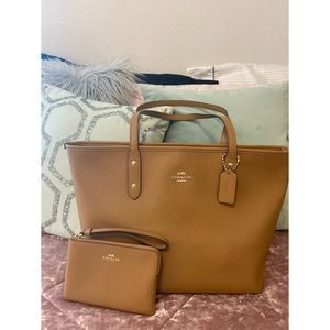 ✨Brown/Gold Coach Purse and Wallet Set✨